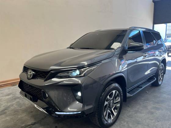 TOYOTA HILUX SW4 2.8 D-4D TURBO DIESEL SRX PLATINUM 7L 4X4 AUTOMÁTICO